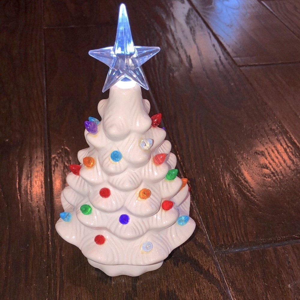 Small ceramic white Christmas tree that lights up - Picture 2 of 7